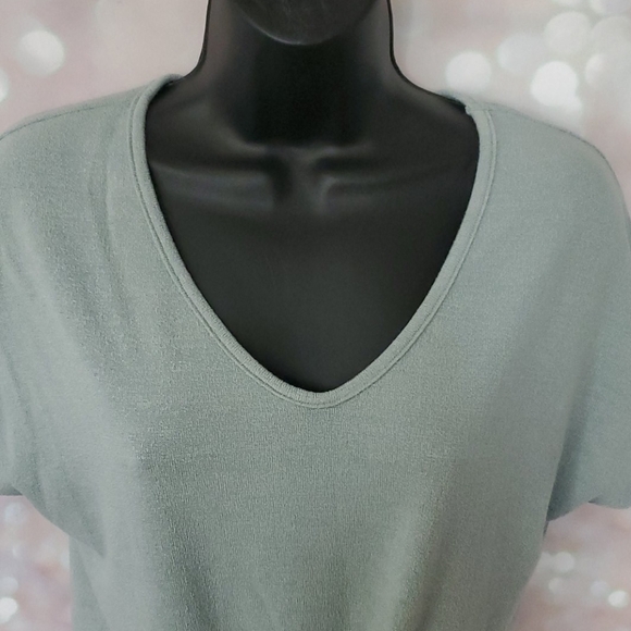 Caution to the Wind Knot Top - Picture 2 of 4